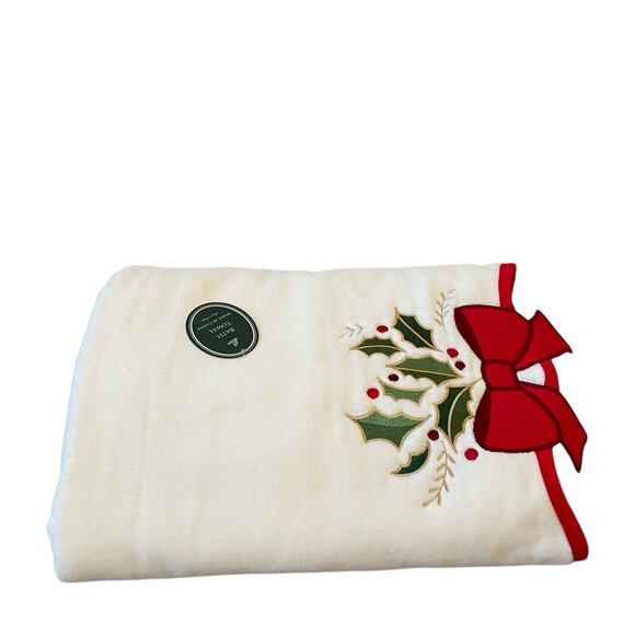 Wellesley Manor Christmas Decorative Bath Towel Embroidered Holly Red Bow New - Picture 7 of 16